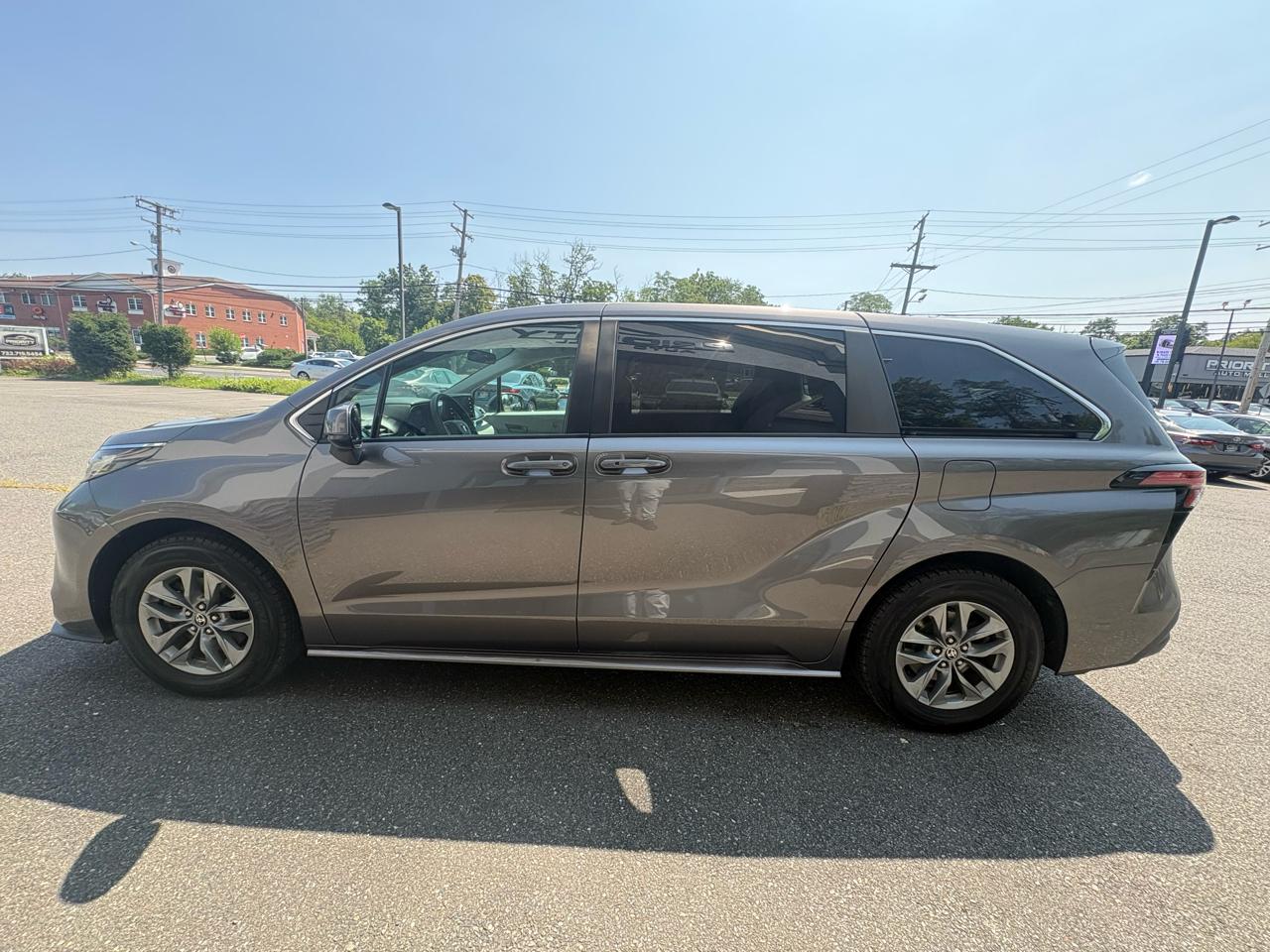 Toyota Sienna LE FWD 8-Passenger (Natl) 2022
