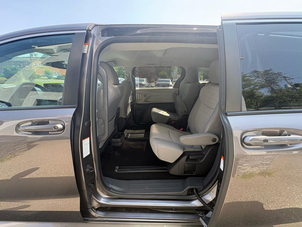 Toyota Sienna LE FWD 8-Passenger (Natl) 2022