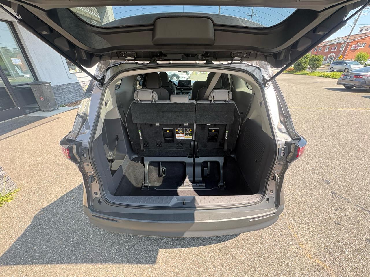 Toyota Sienna LE FWD 8-Passenger (Natl) 2022