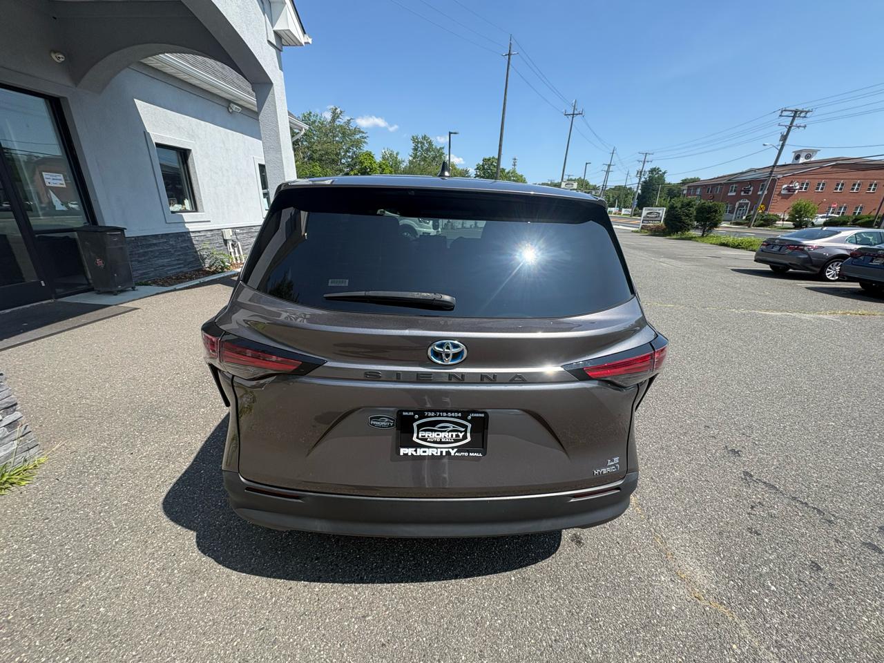Toyota Sienna LE FWD 8-Passenger (Natl) 2022