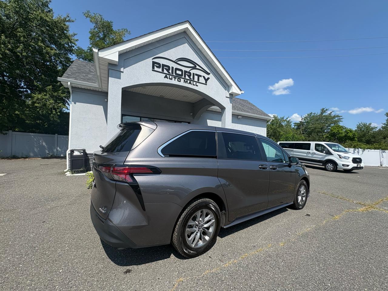 Toyota Sienna LE FWD 8-Passenger (Natl) 2022