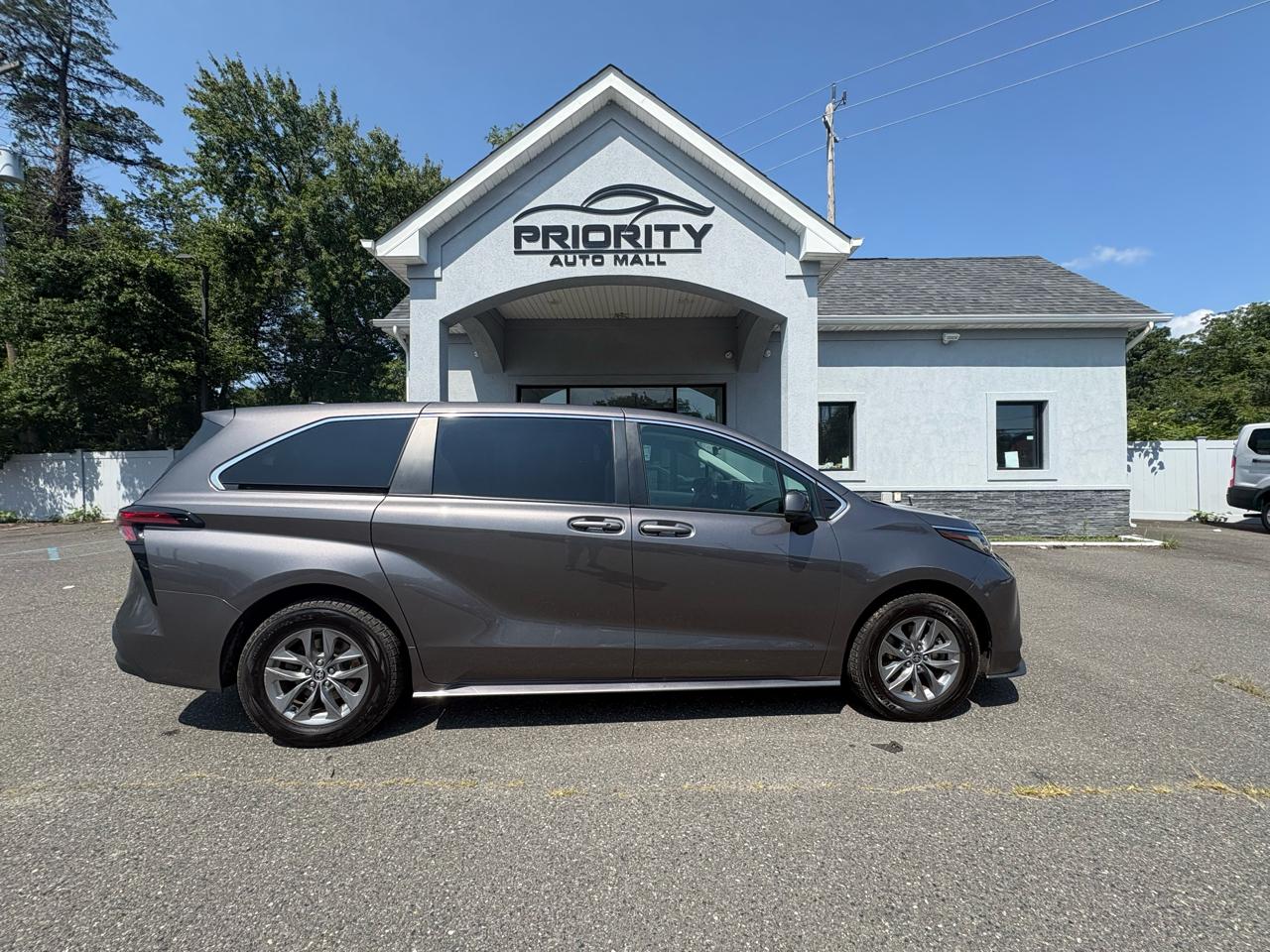 Toyota Sienna LE FWD 8-Passenger (Natl) 2022