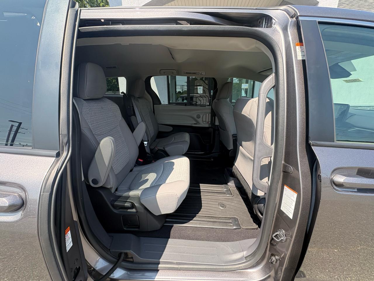 Toyota Sienna LE FWD 8-Passenger (Natl) 2022