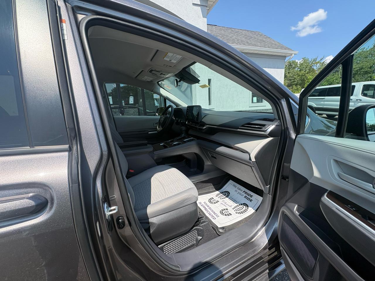 Toyota Sienna LE FWD 8-Passenger (Natl) 2022