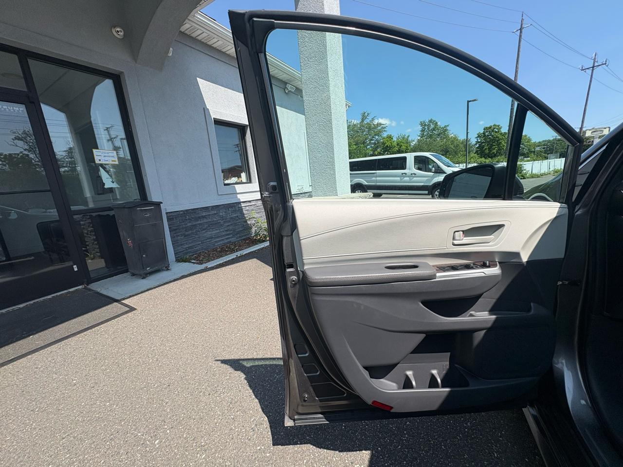 Toyota Sienna LE FWD 8-Passenger (Natl) 2022