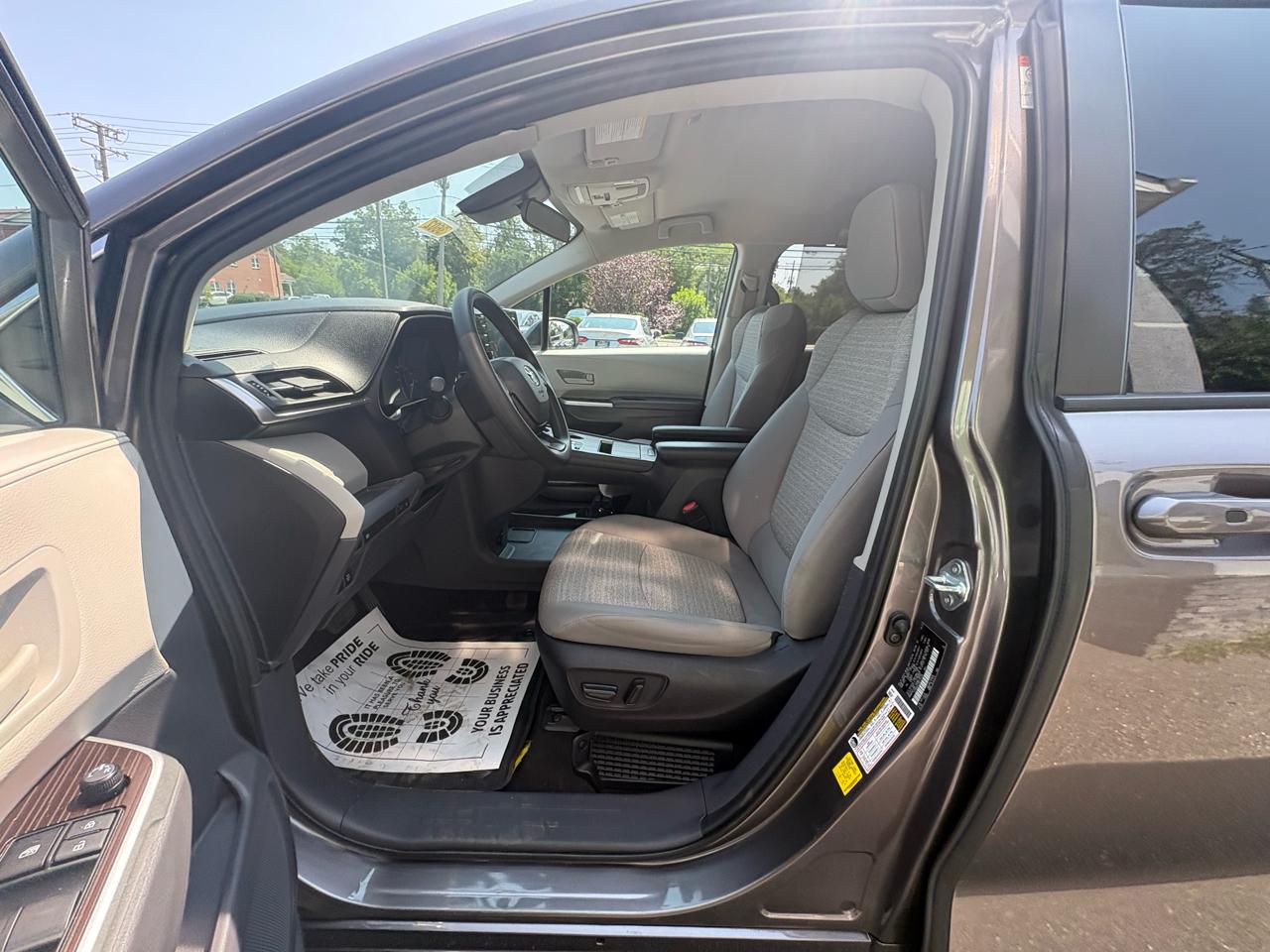 Toyota Sienna LE FWD 8-Passenger (Natl) 2022
