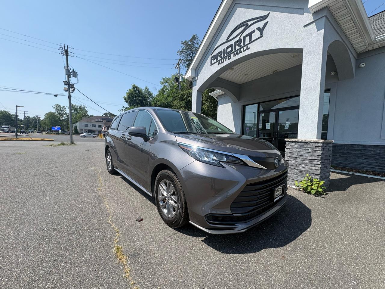 Toyota Sienna LE FWD 8-Passenger (Natl) 2022