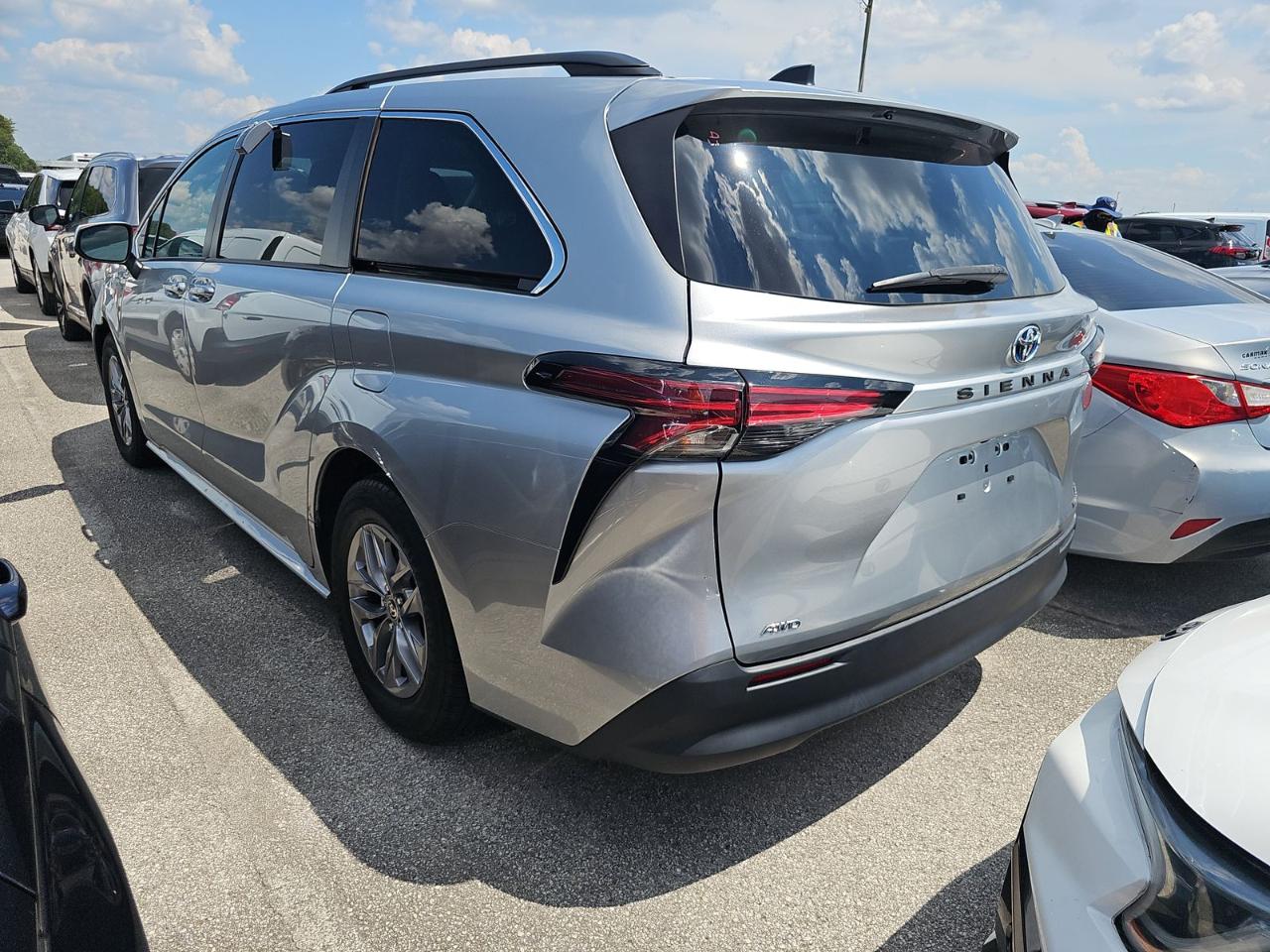 Toyota Sienna LE AWD 8-Passenger (Natl) 2022