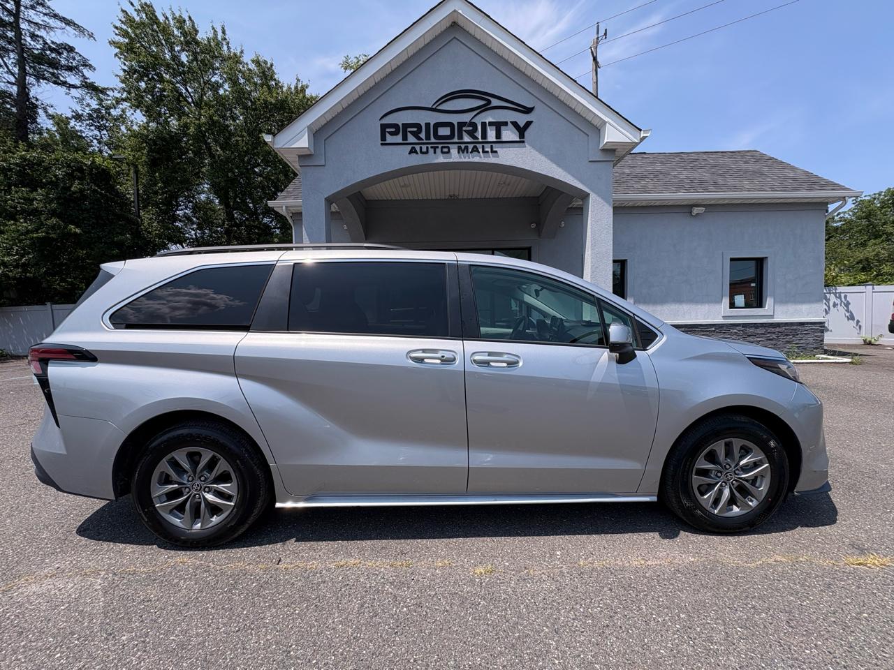 Toyota Sienna LE AWD 8-Passenger (Natl) 2022