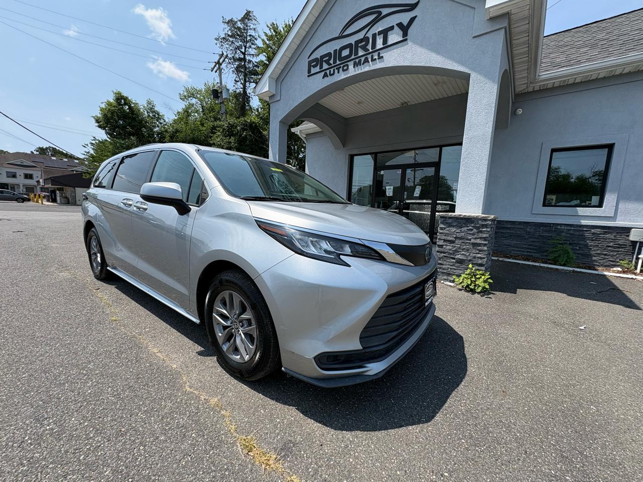 Toyota Sienna LE AWD 8-Passenger (Natl) 2022