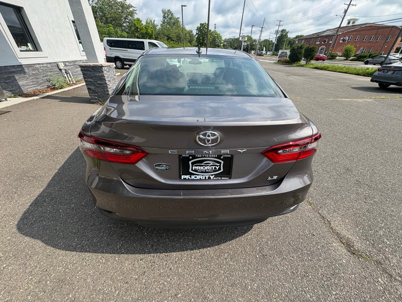 Toyota Camry LE Auto (Natl) 2022