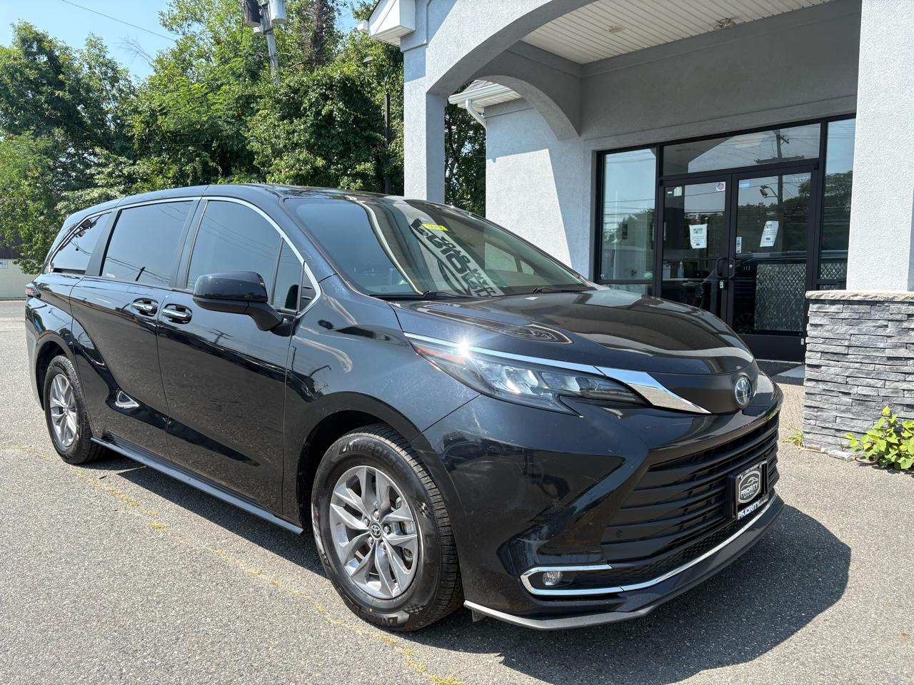 Toyota Sienna XLE FWD 8-Passenger (Natl) 2024
