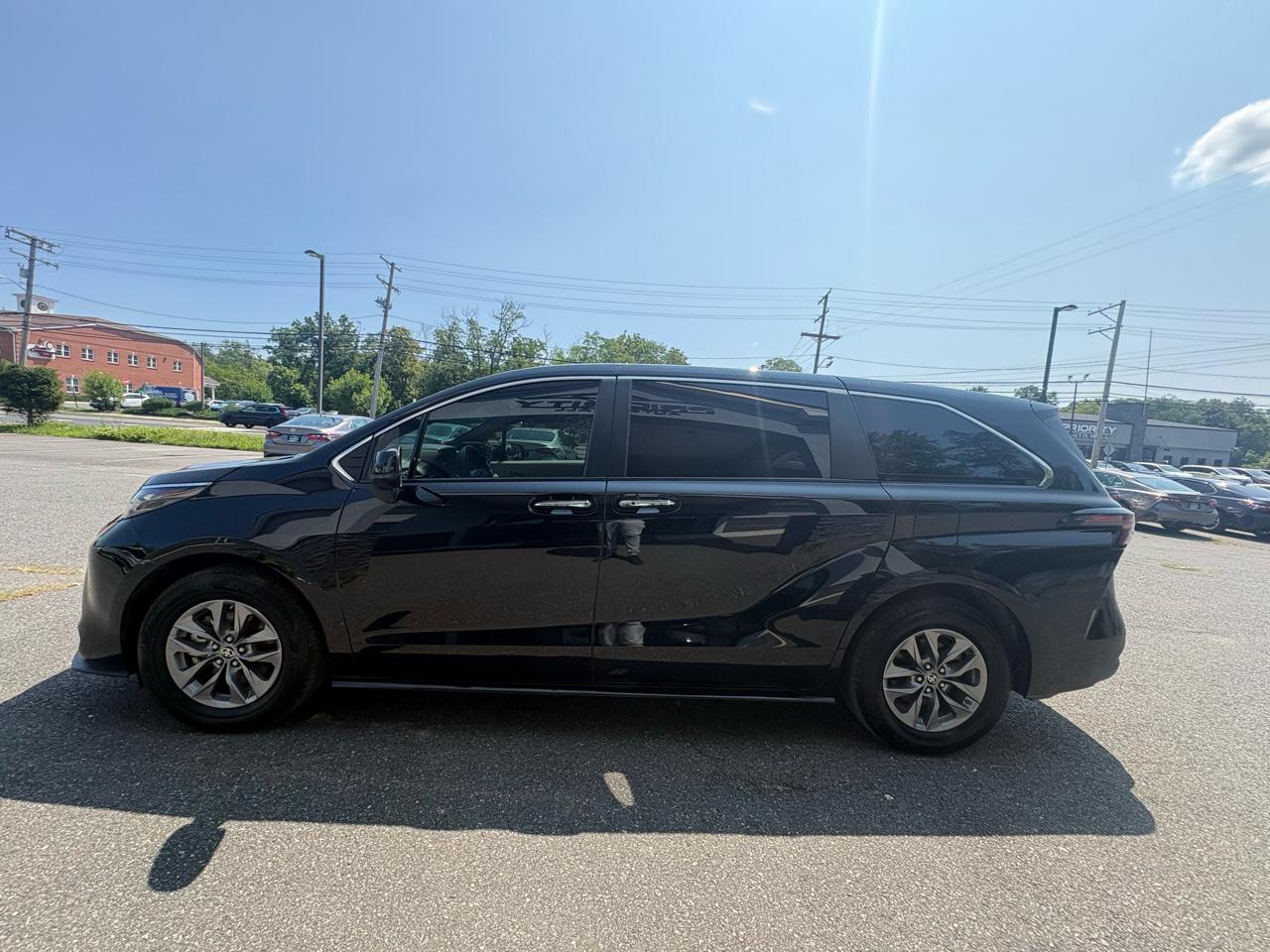 Toyota Sienna XLE FWD 8-Passenger (Natl) 2024