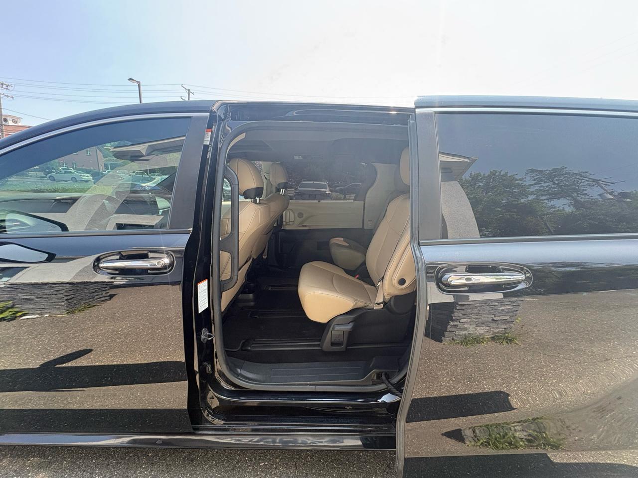 Toyota Sienna XLE FWD 8-Passenger (Natl) 2024