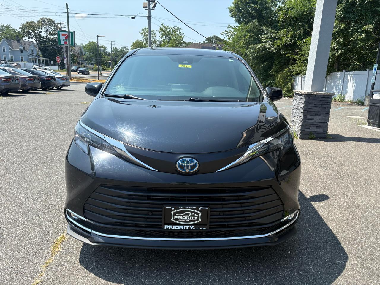 Toyota Sienna XLE FWD 8-Passenger (Natl) 2024