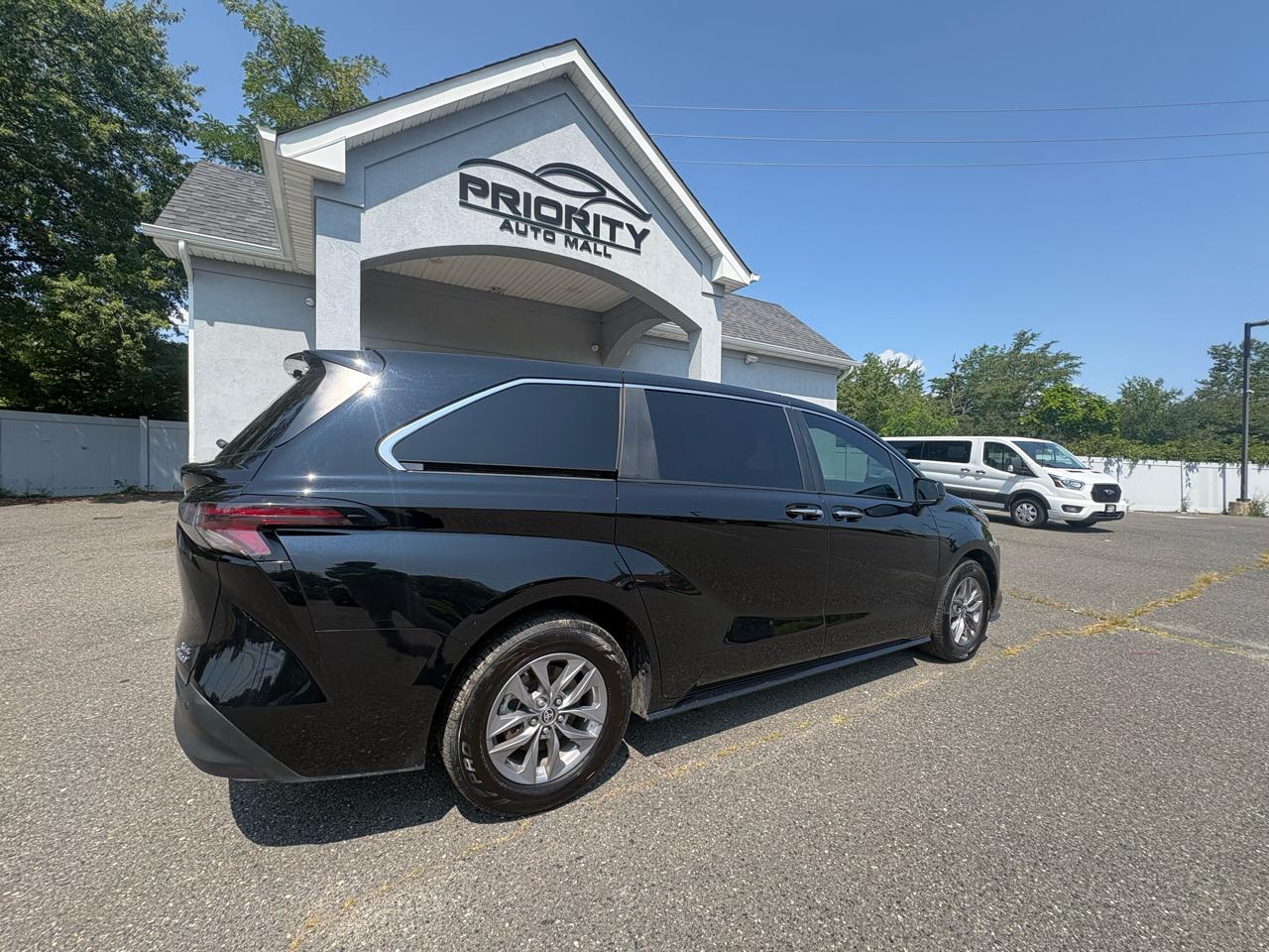 Toyota Sienna XLE FWD 8-Passenger (Natl) 2024