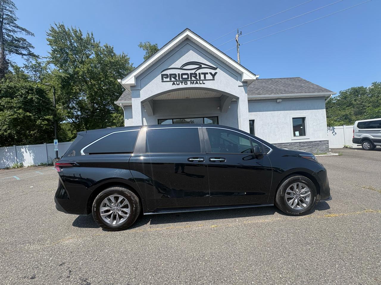 Toyota Sienna XLE FWD 8-Passenger (Natl) 2024