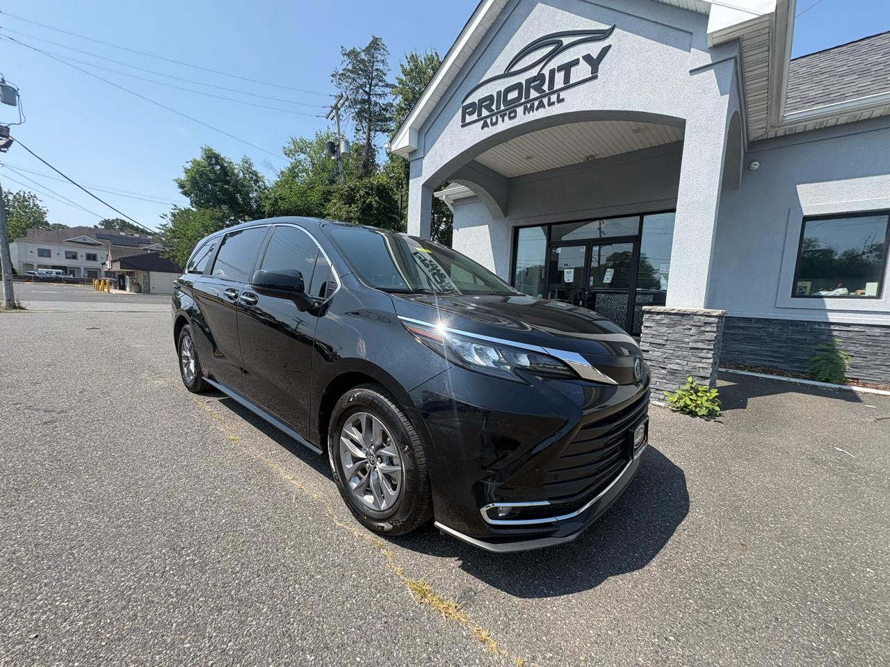 Toyota Sienna XLE FWD 8-Passenger (Natl) 2024