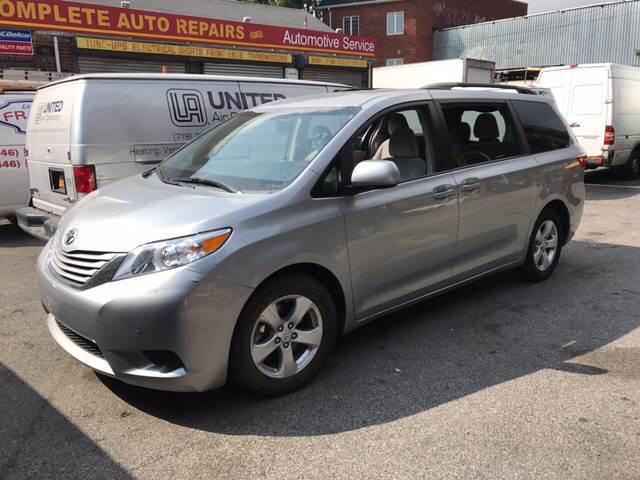 Toyota Sienna 5dr 8-Pass Van LE FWD (Natl) 2015