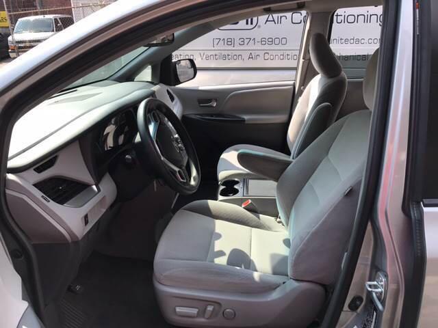 Toyota Sienna 5dr 8-Pass Van LE FWD (Natl) 2015
