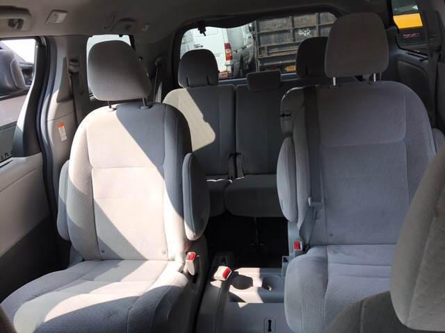 Toyota Sienna 5dr 8-Pass Van LE FWD (Natl) 2015