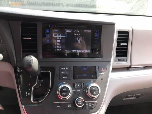 Toyota Sienna 5dr 8-Pass Van LE FWD (Natl) 2015
