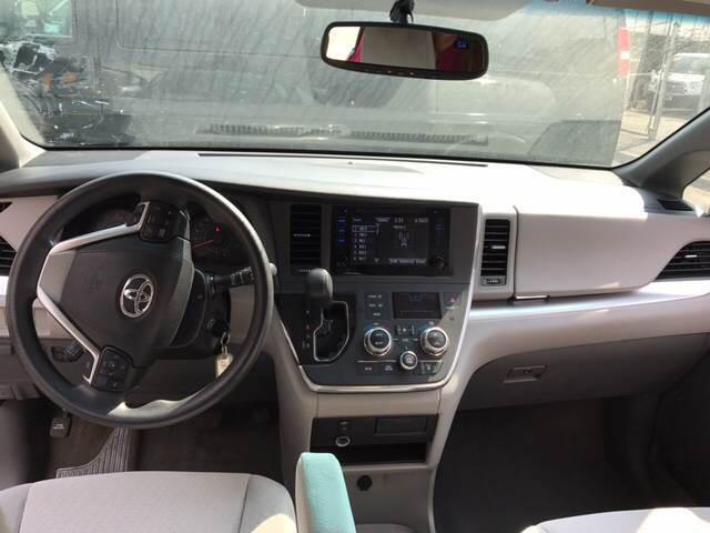 Toyota Sienna 5dr 8-Pass Van LE FWD (Natl) 2015