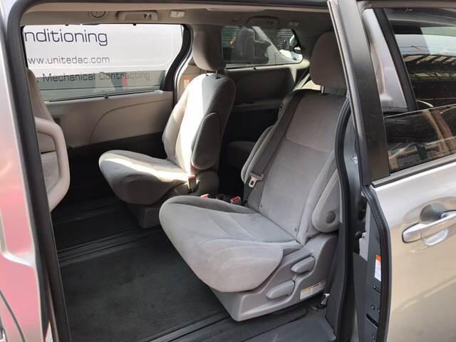 Toyota Sienna 5dr 8-Pass Van LE FWD (Natl) 2015