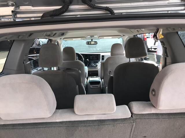 Toyota Sienna 5dr 8-Pass Van LE FWD (Natl) 2015