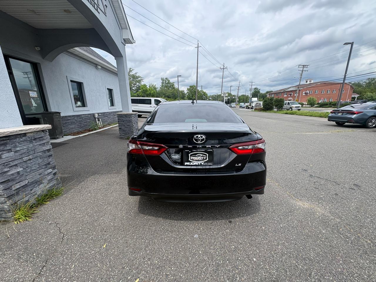 Toyota Camry LE Auto (Natl) 2021