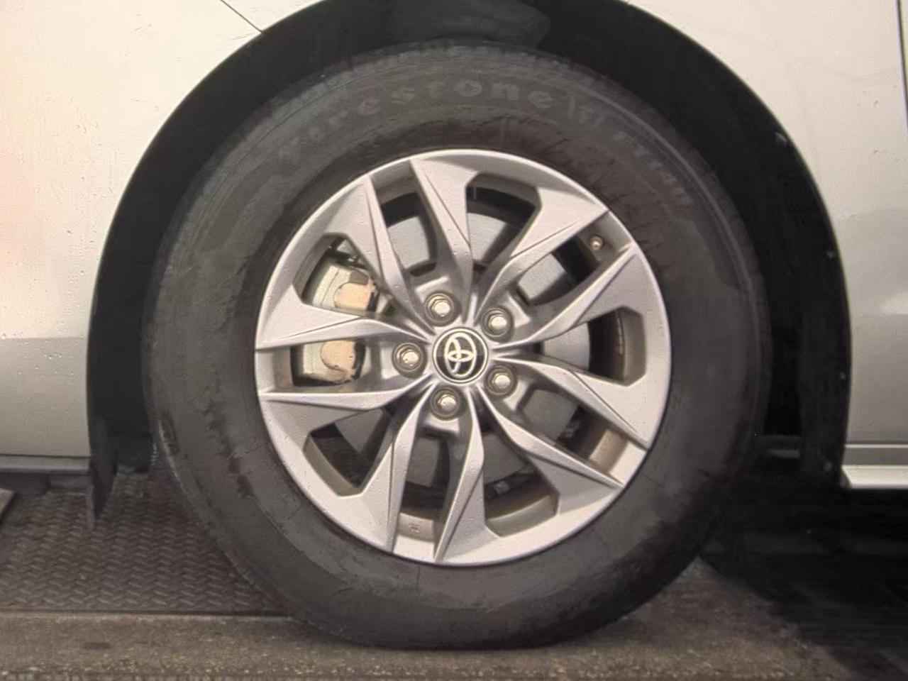 Toyota Sienna LE FWD 8-Passenger (Natl) 2025