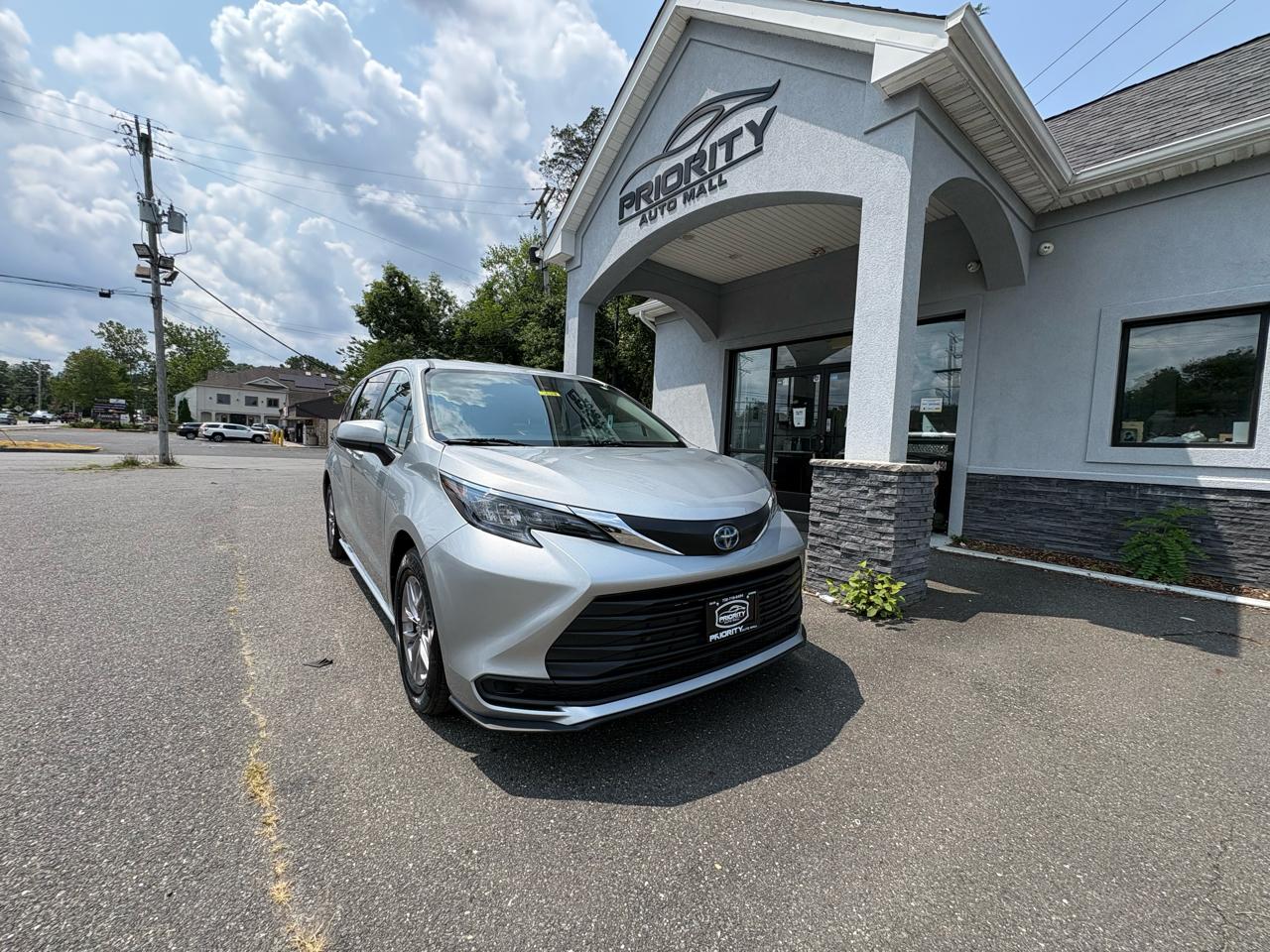 Toyota Sienna LE FWD 8-Passenger (Natl) 2025