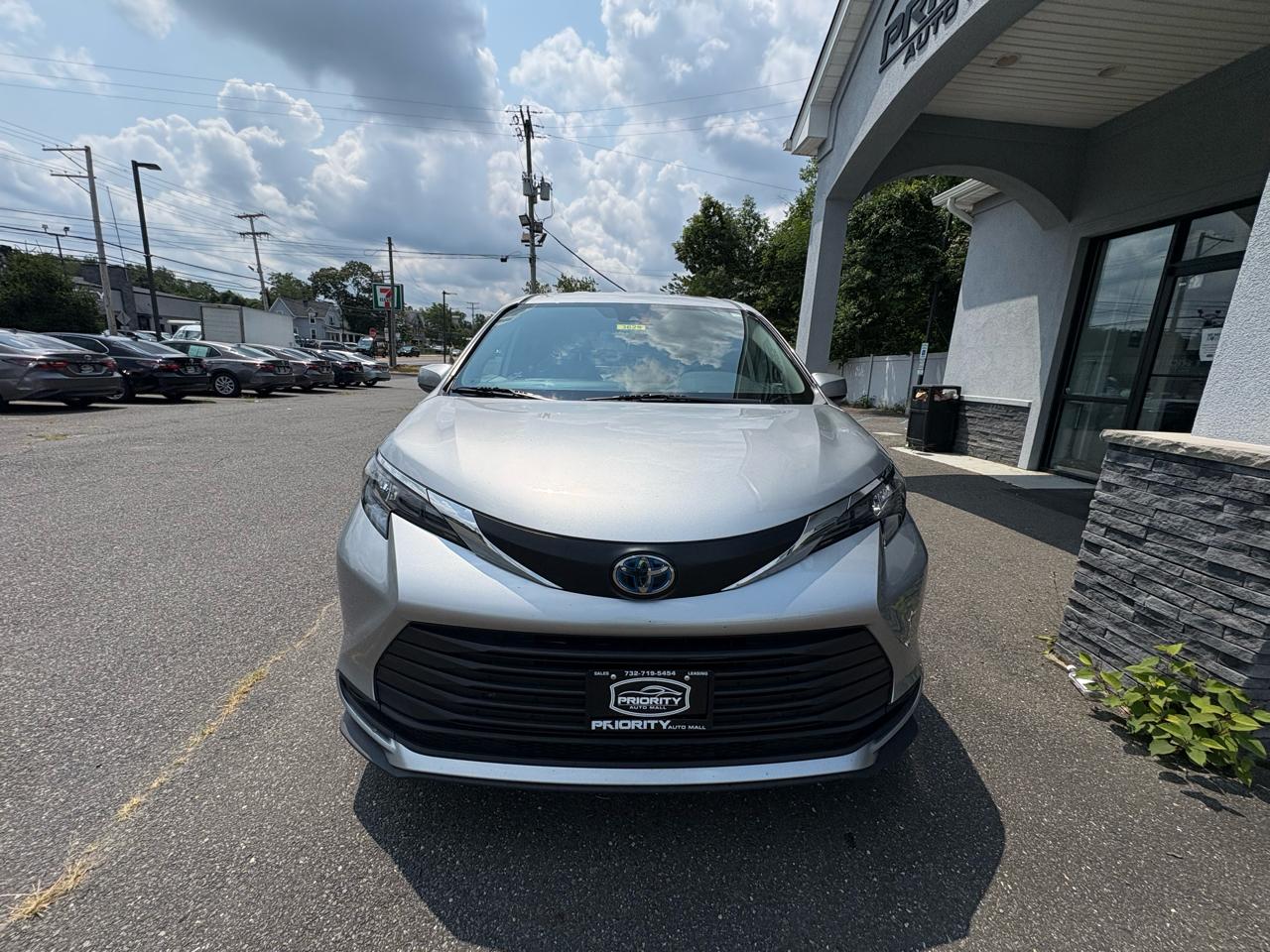 Toyota Sienna LE FWD 8-Passenger (Natl) 2025
