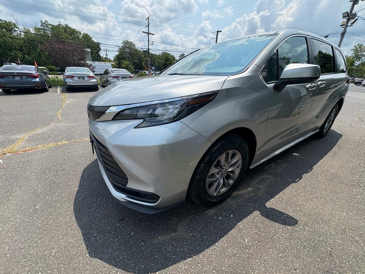Toyota Sienna LE FWD 8-Passenger (Natl) 2025