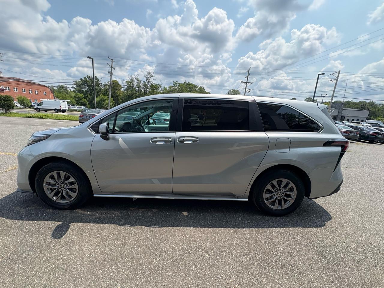 Toyota Sienna LE FWD 8-Passenger (Natl) 2025