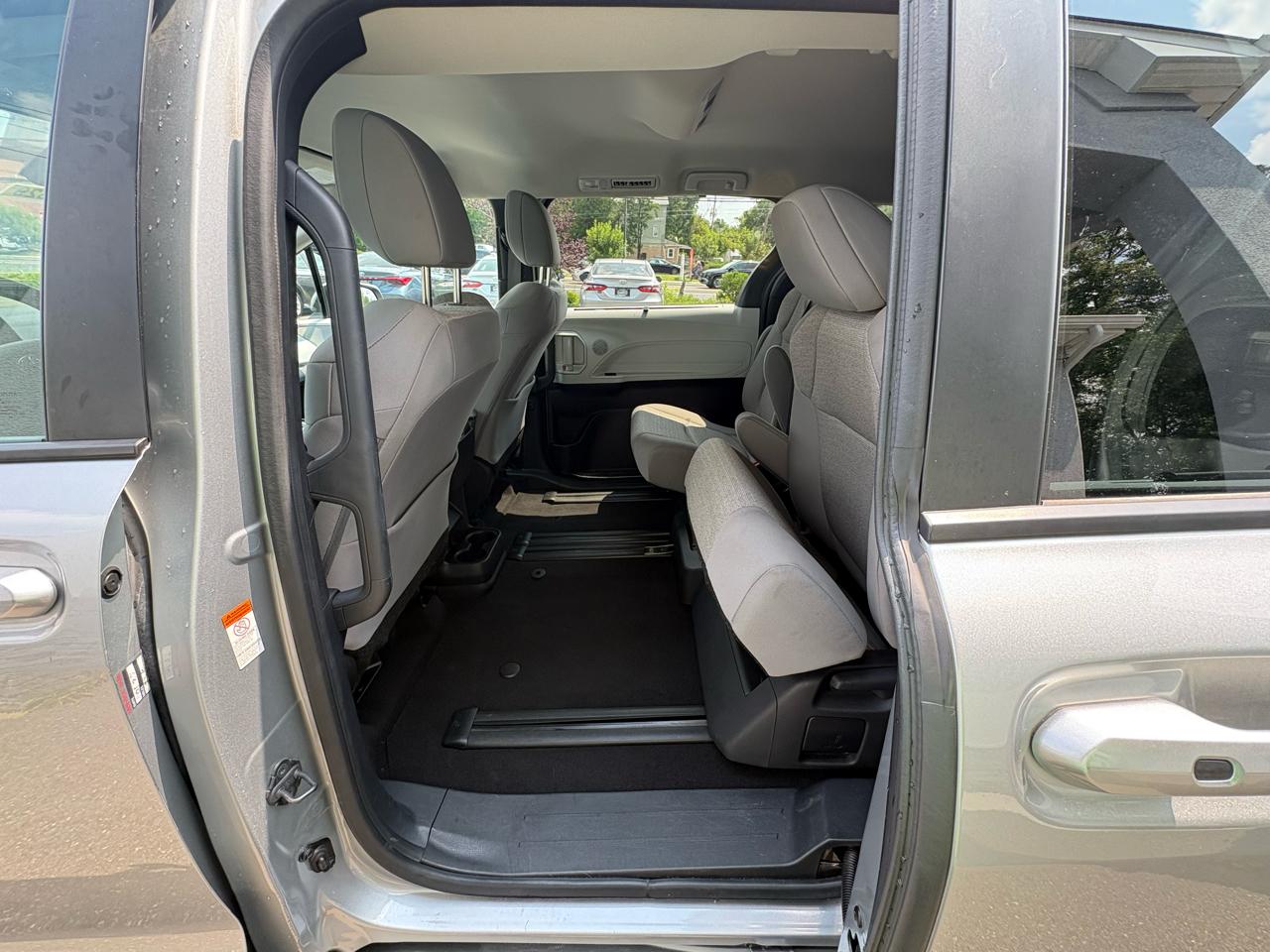 Toyota Sienna LE FWD 8-Passenger (Natl) 2025