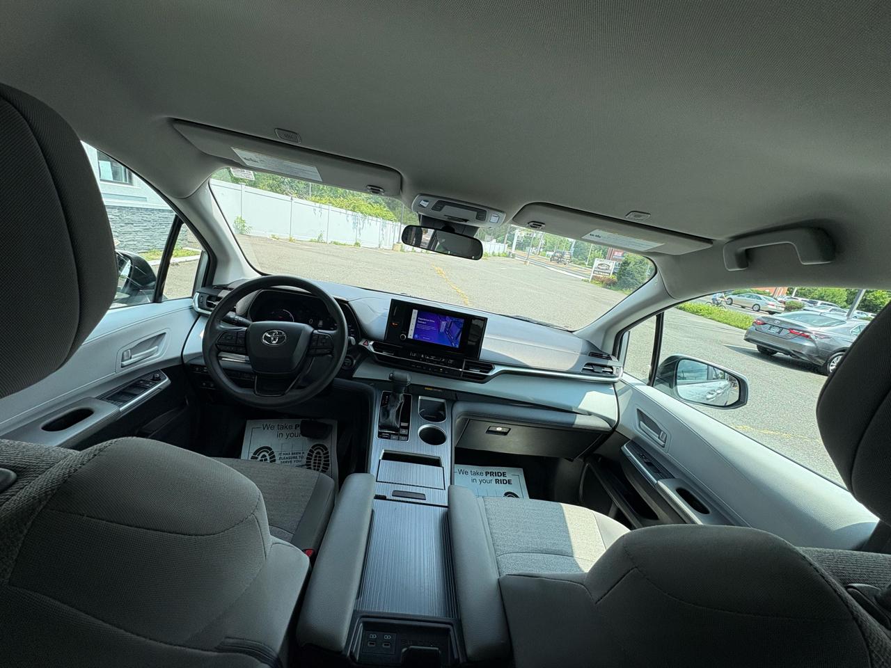 Toyota Sienna LE FWD 8-Passenger (Natl) 2025
