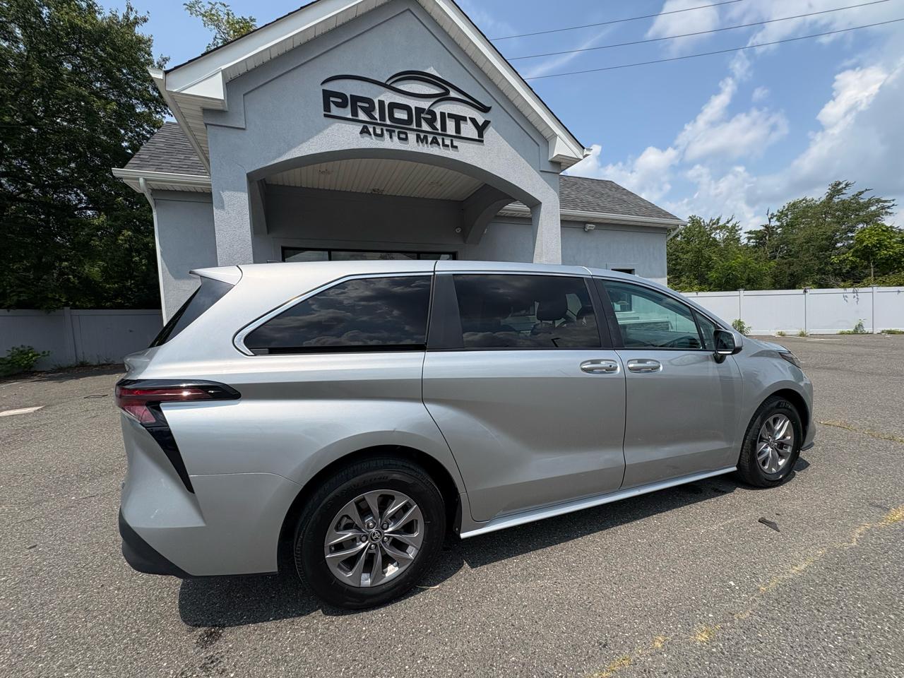Toyota Sienna LE FWD 8-Passenger (Natl) 2025