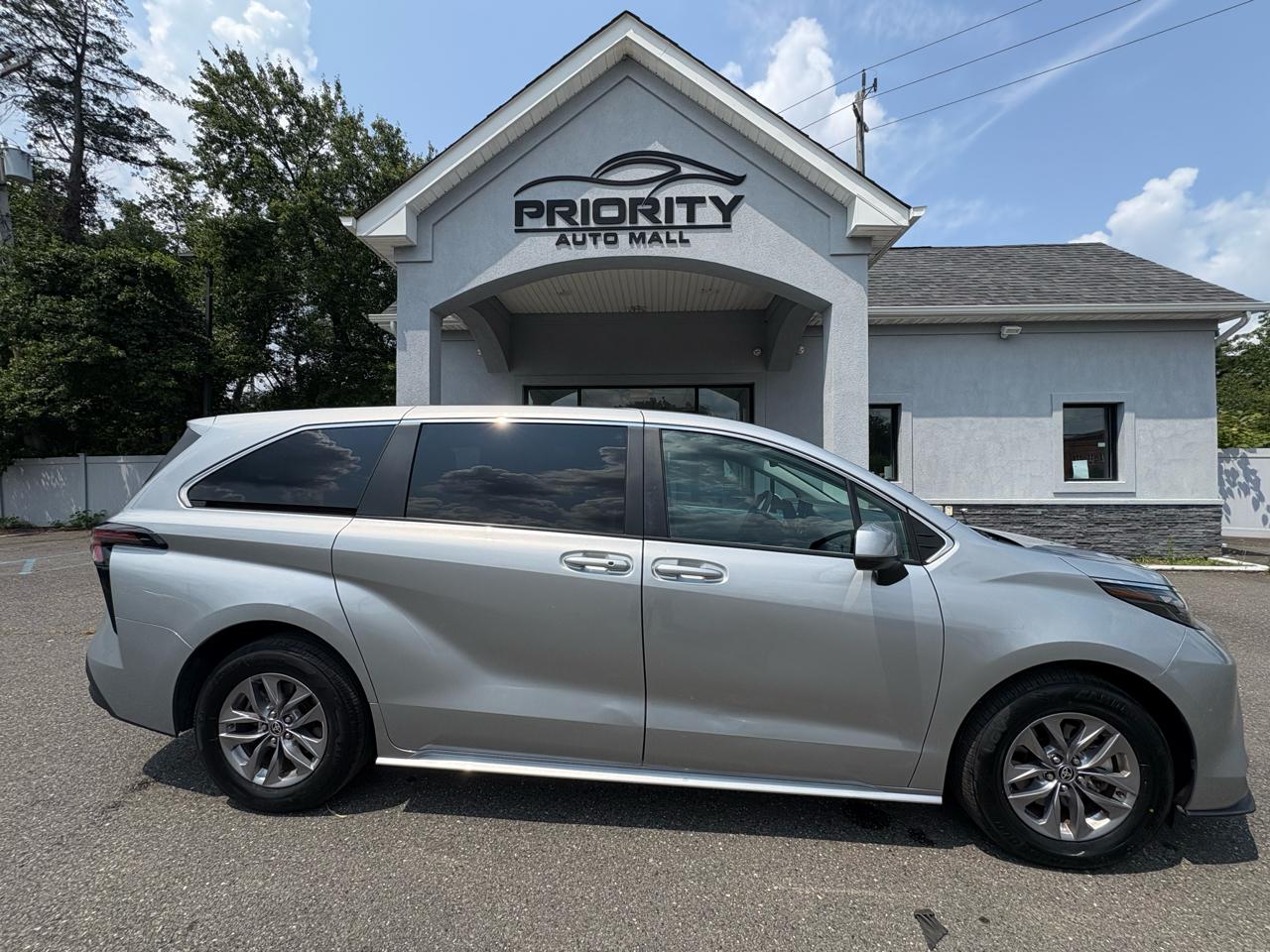 Toyota Sienna LE FWD 8-Passenger (Natl) 2025