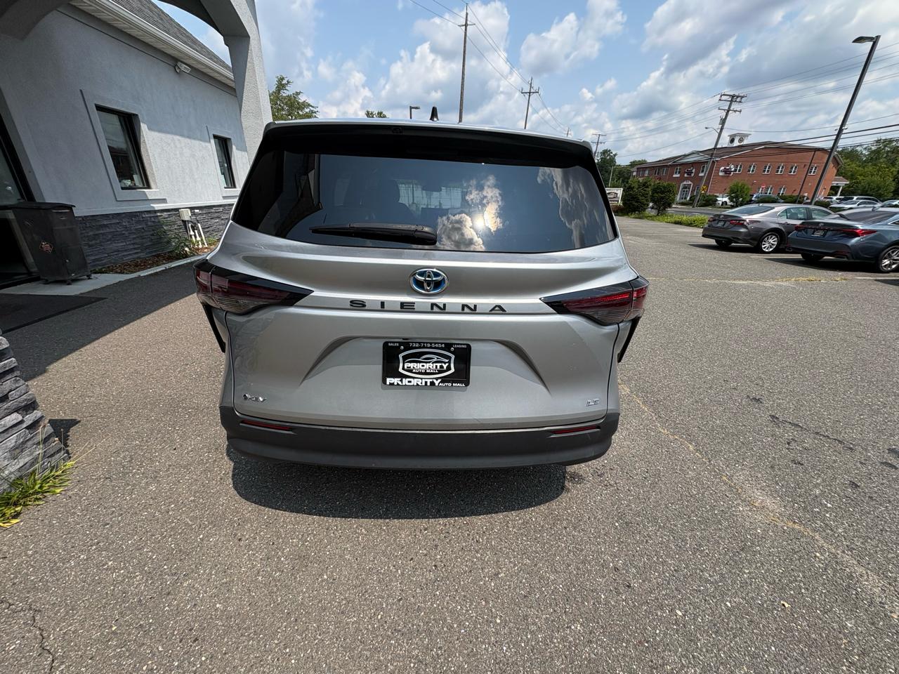 Toyota Sienna LE FWD 8-Passenger (Natl) 2025