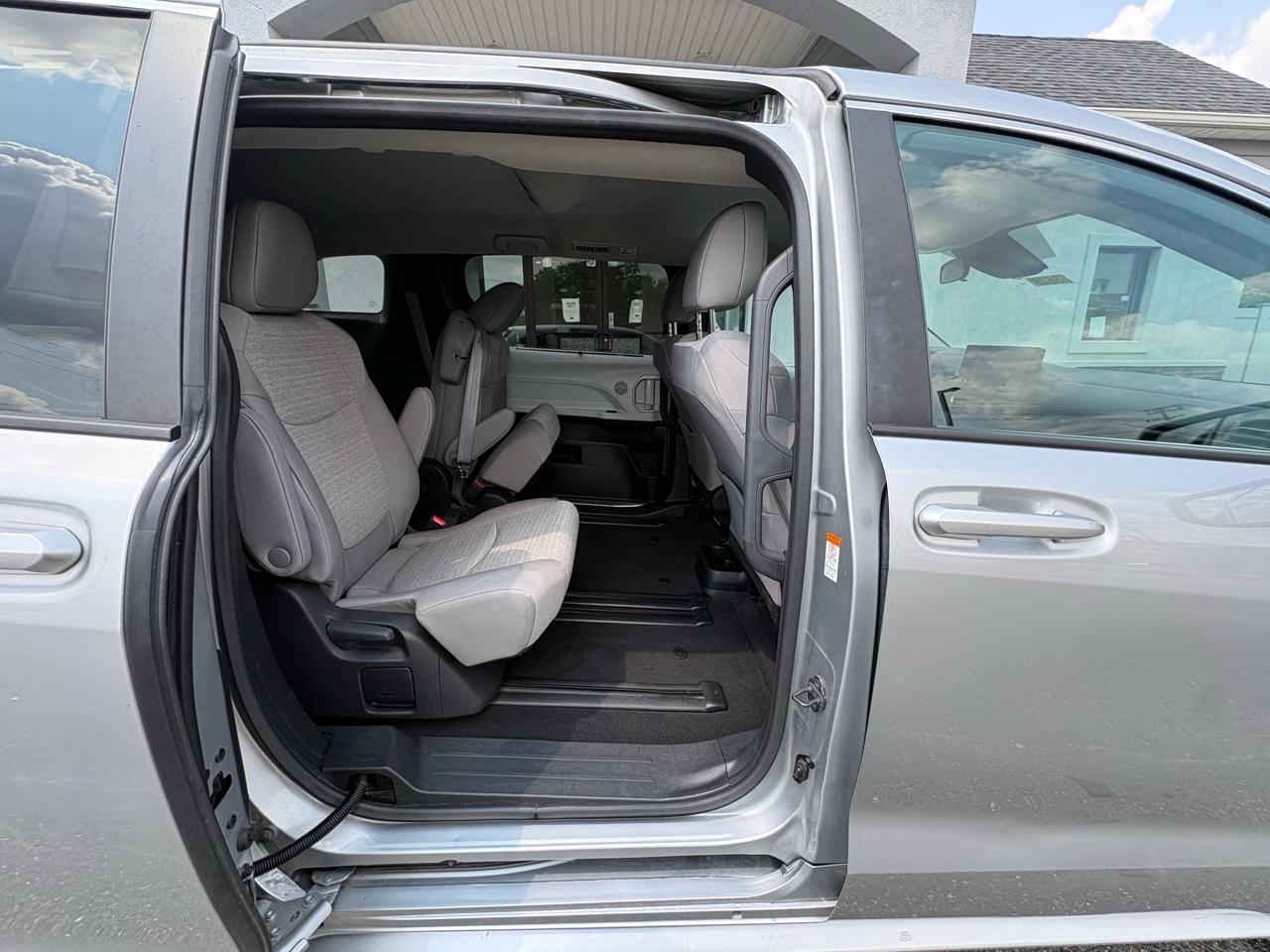 Toyota Sienna LE FWD 8-Passenger (Natl) 2025