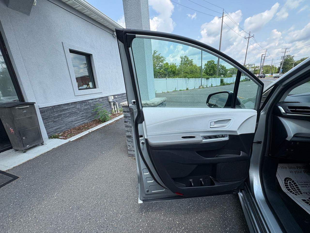 Toyota Sienna LE FWD 8-Passenger (Natl) 2025