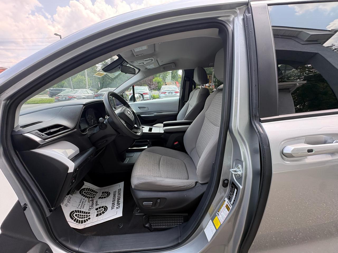 Toyota Sienna LE FWD 8-Passenger (Natl) 2025