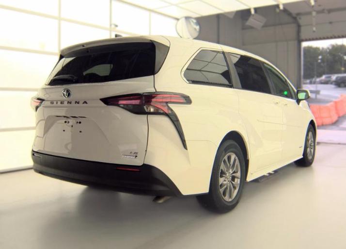 Toyota Sienna LE FWD 8-Passenger (Natl) 2021