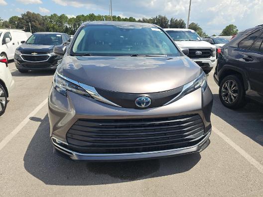 Toyota Sienna XLE FWD 8-Passenger (Natl) 2023