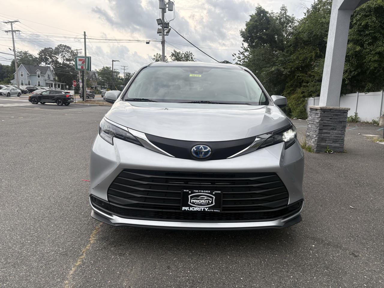 Toyota Sienna LE FWD 8-Passenger (Natl) 2025