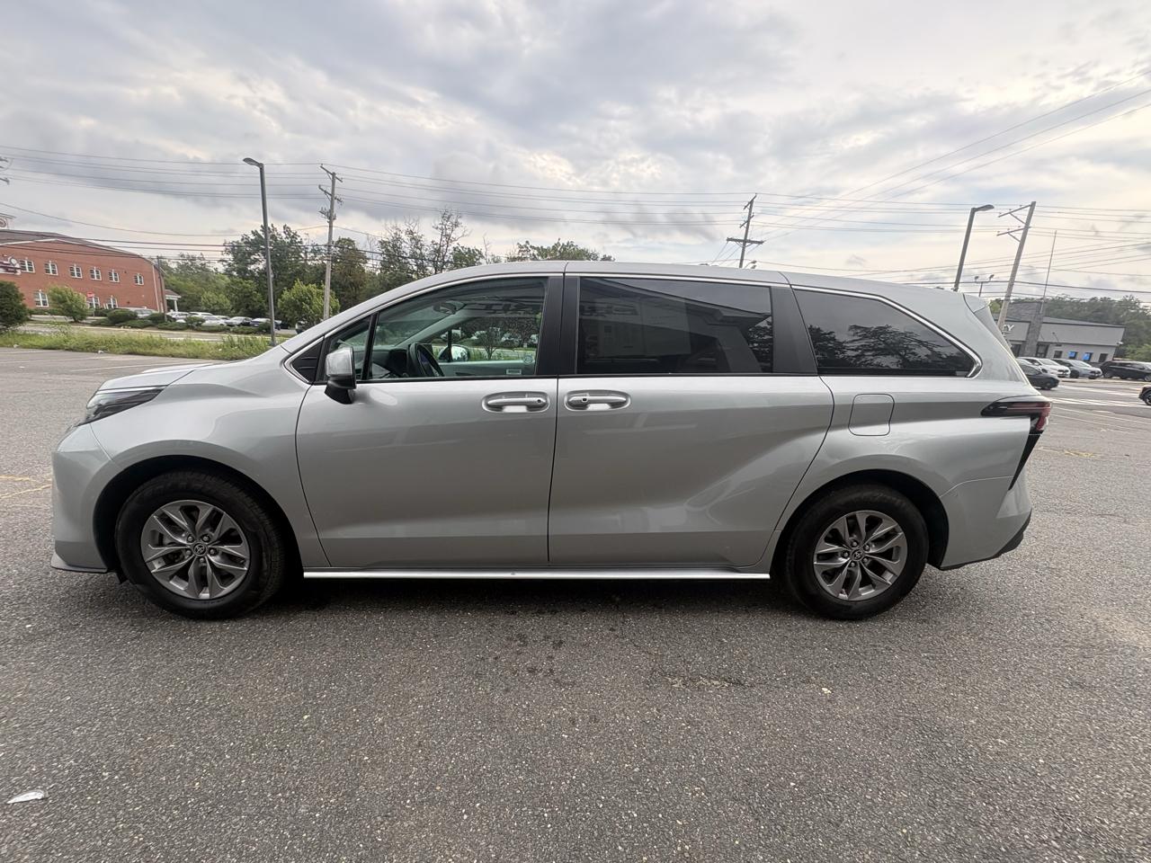 Toyota Sienna LE FWD 8-Passenger (Natl) 2025
