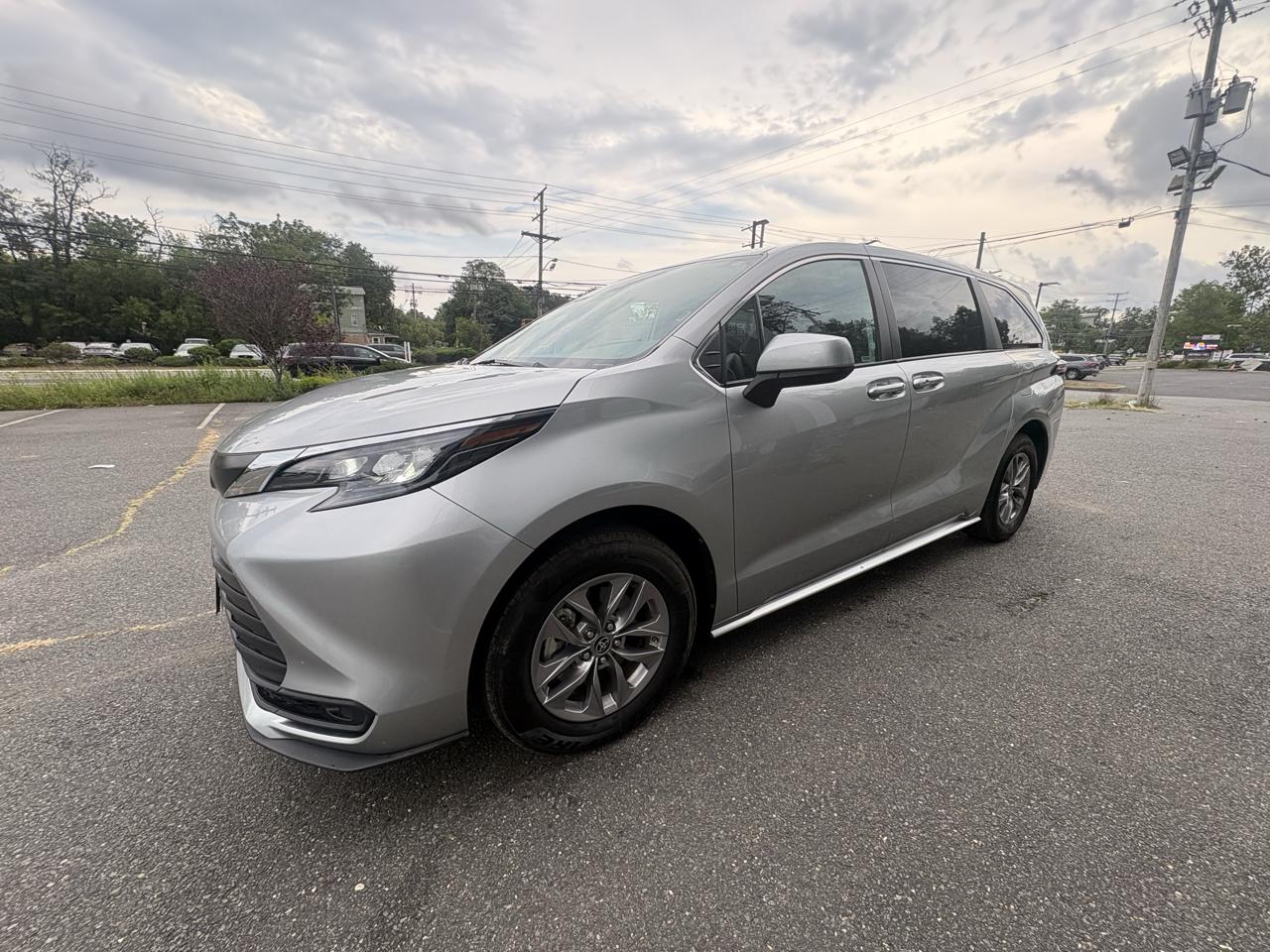 Toyota Sienna LE FWD 8-Passenger (Natl) 2025