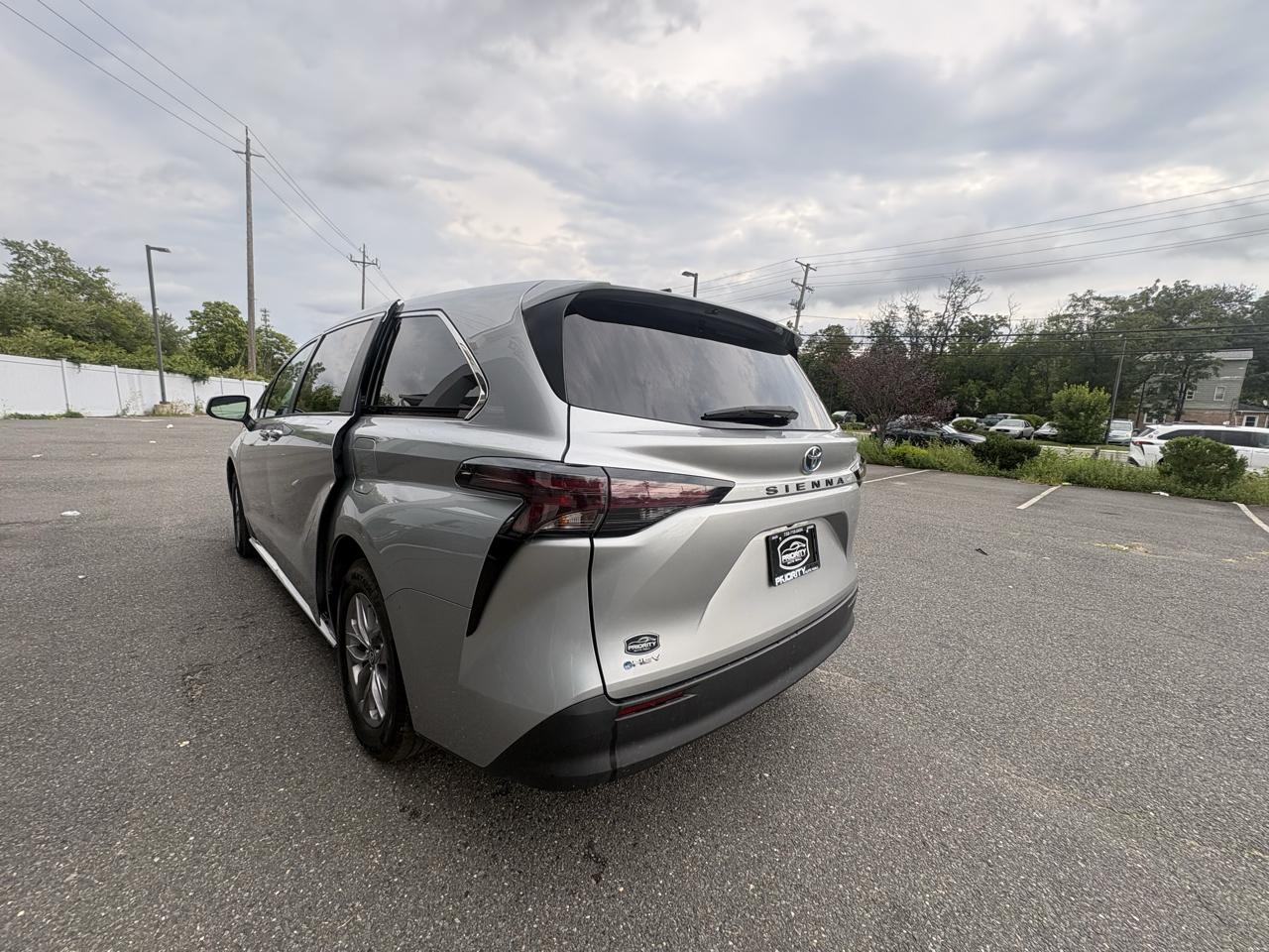 Toyota Sienna LE FWD 8-Passenger (Natl) 2025