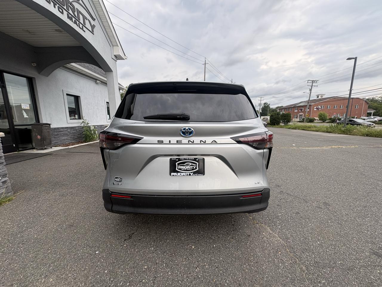 Toyota Sienna LE FWD 8-Passenger (Natl) 2025